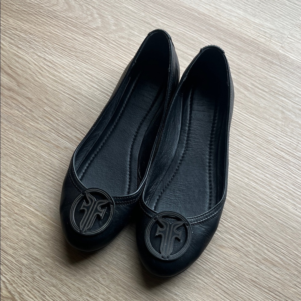 Frye Women’s Carson Logo Flats